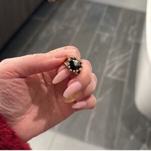 **trading**Dior Elegant Black and Gold Stud ring 🖤 🐝